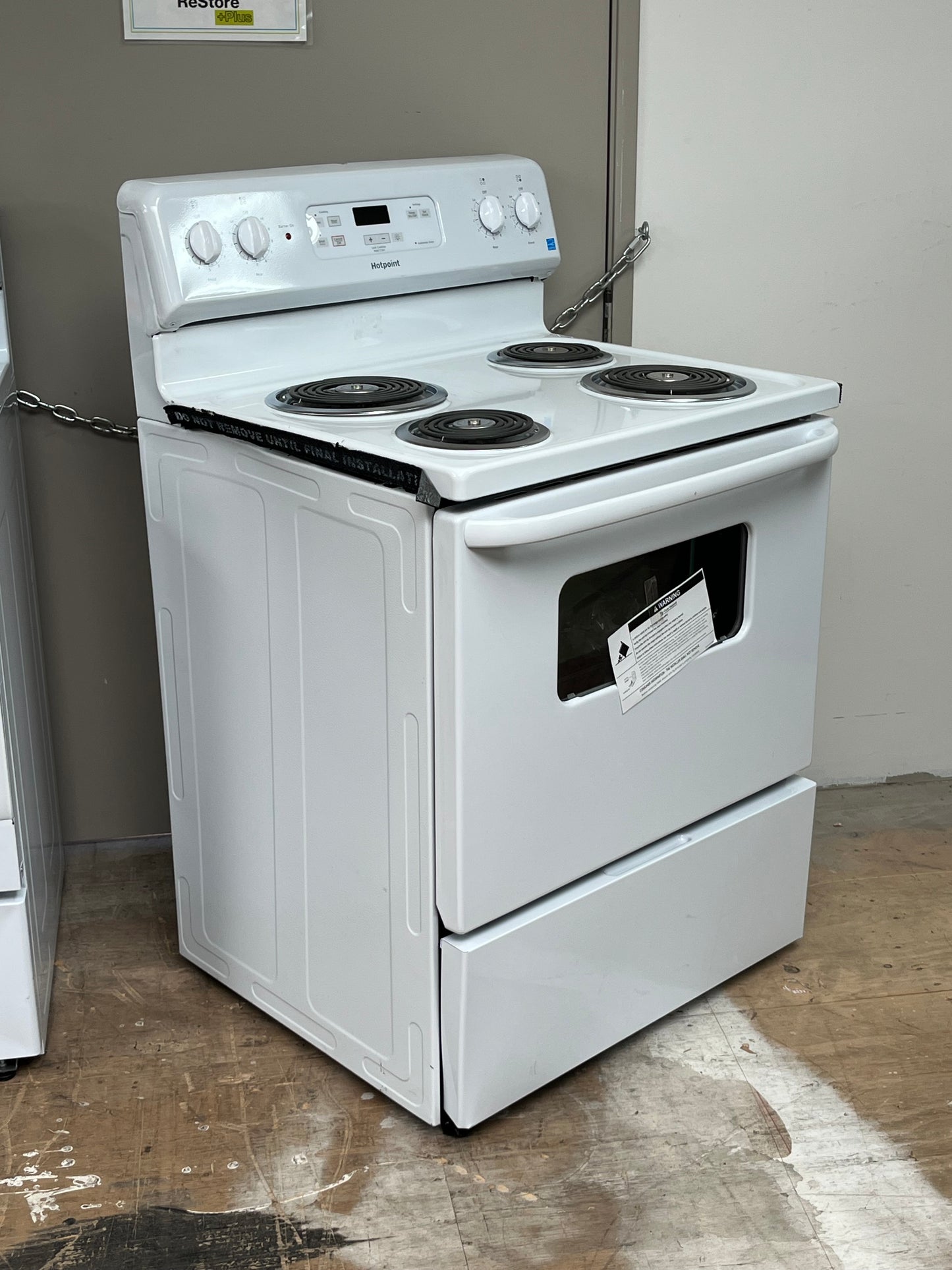 Hotpoint 4 Burner Element Free-Standing White Electric Range- Dent On Side