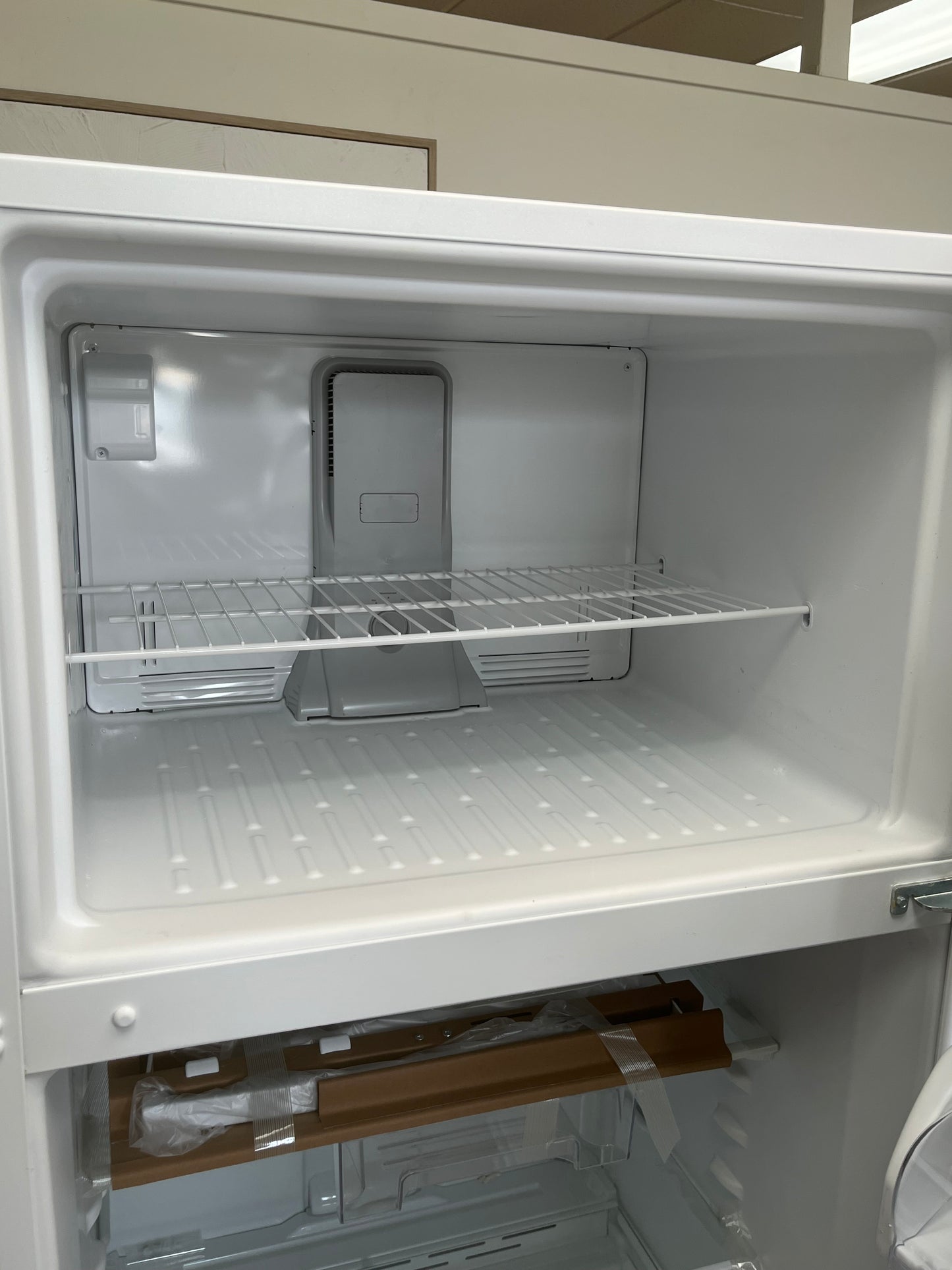 Whirlpool 20 Cu.ft White Top Freezer Refrigerator - Dented