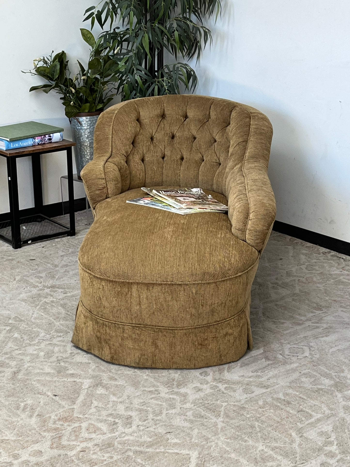 Tufted Traditional Style Right Arm Chaise