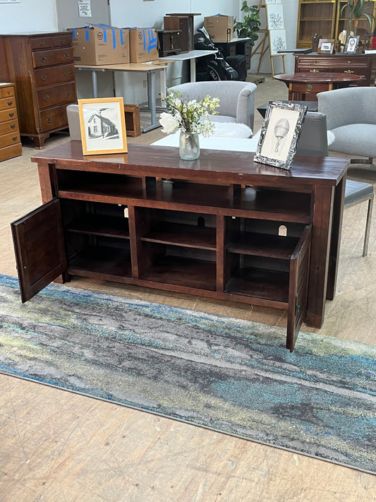 Traditional Style Media Stand