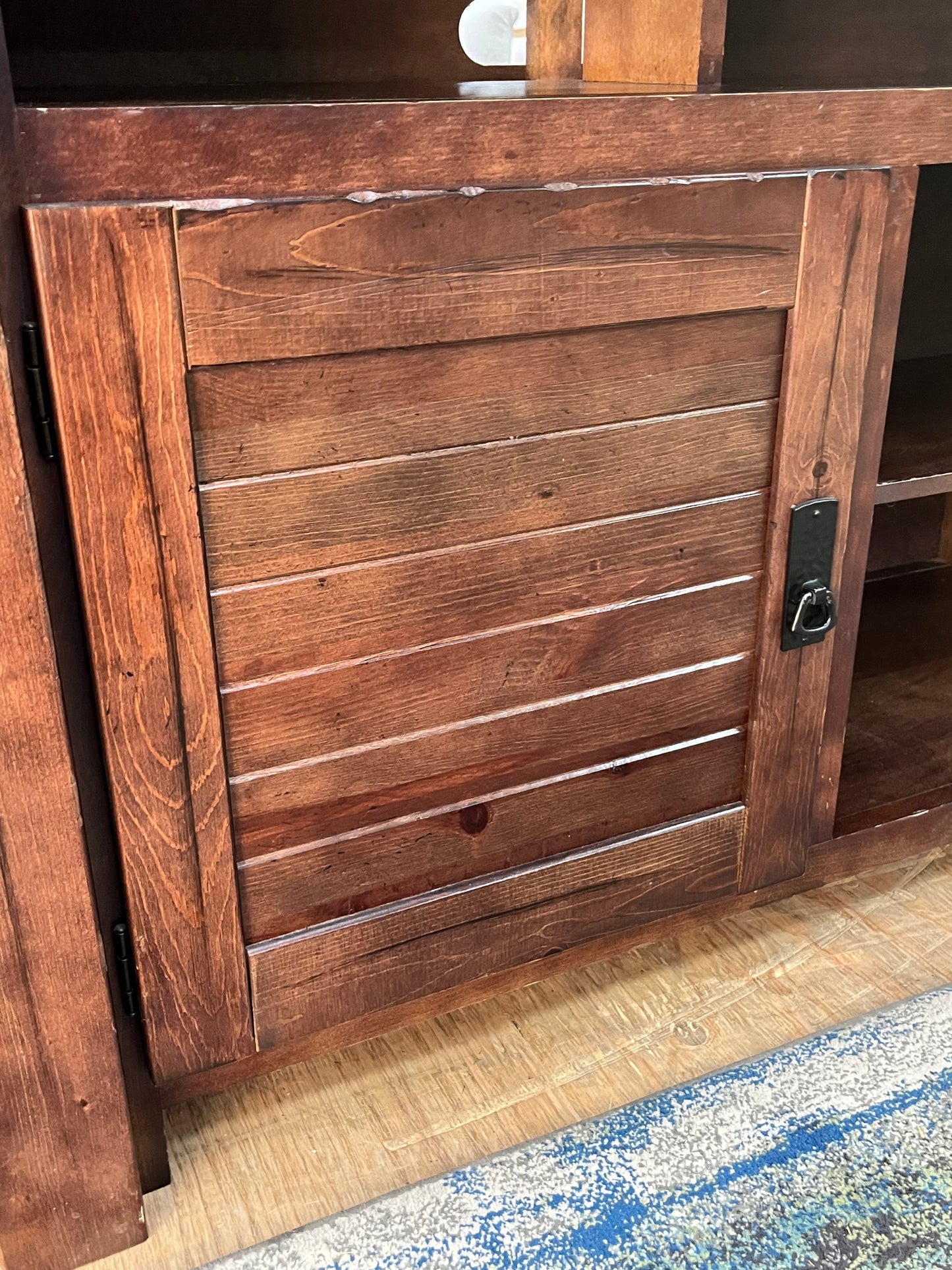 Traditional Style Media Stand