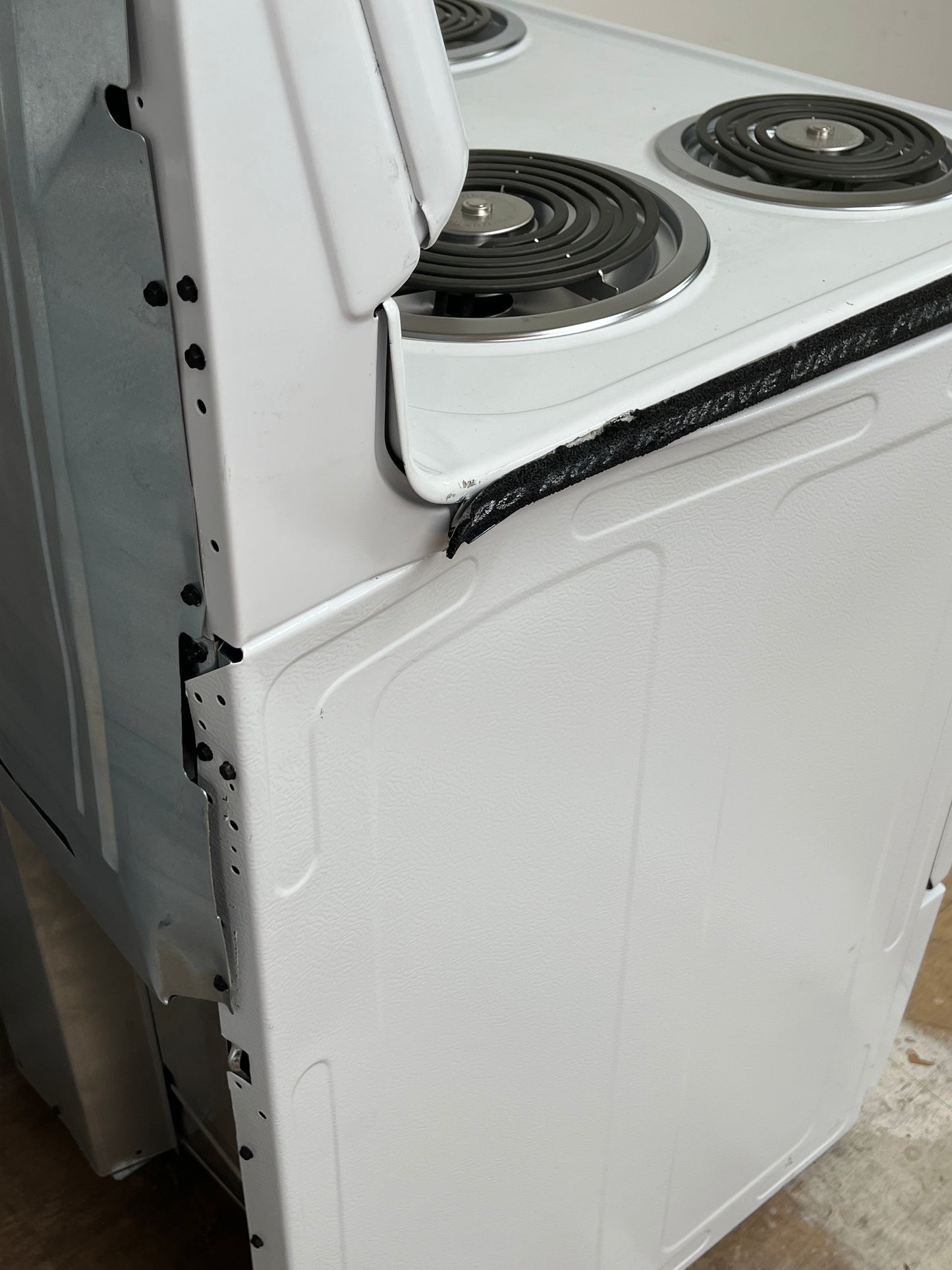 Hotpoint 4 Burner Element Free-Standing White Electric Range- Dent On Side
