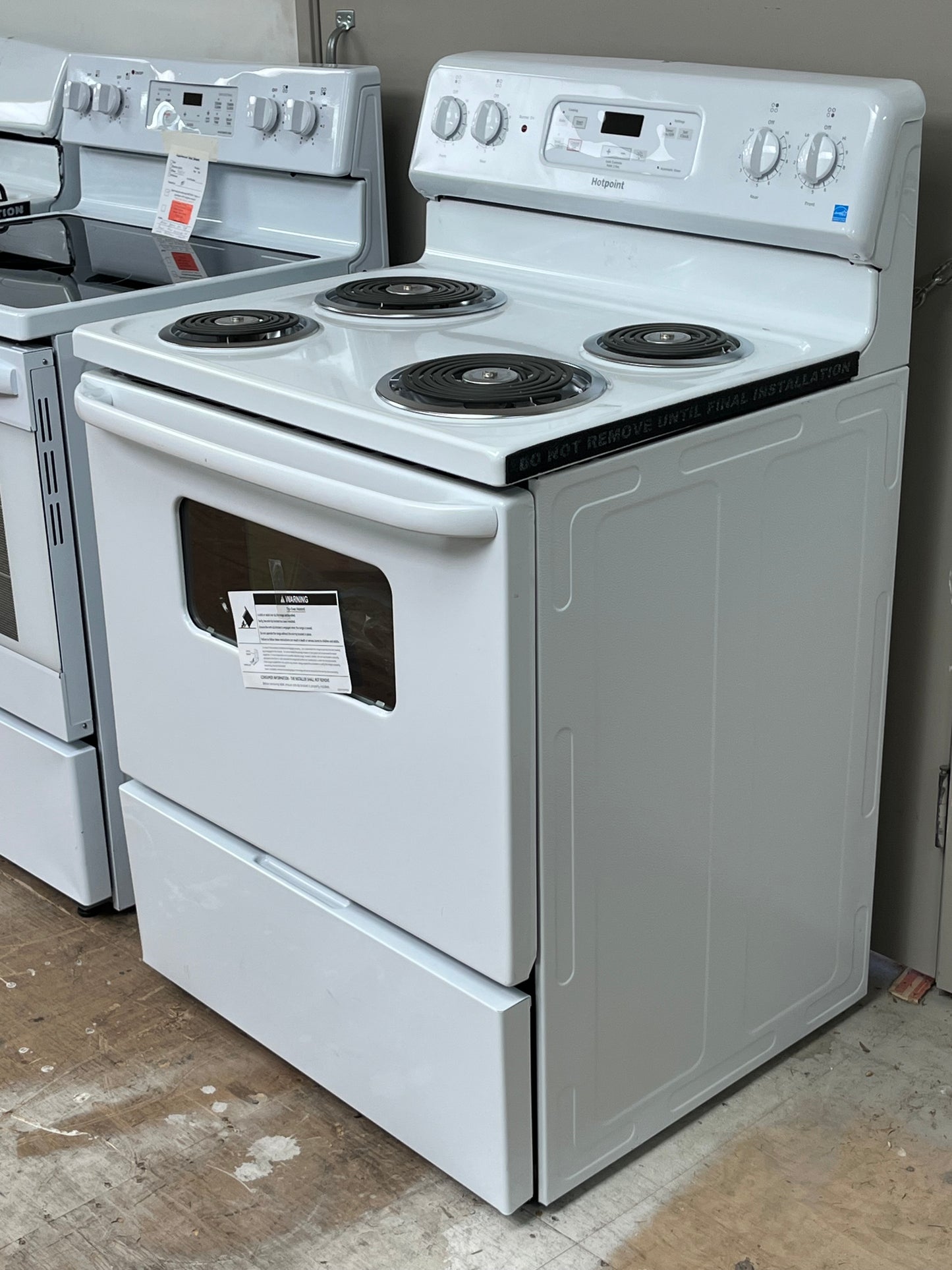Hotpoint 4 Burner Element Free-Standing White Electric Range- Dent On Side