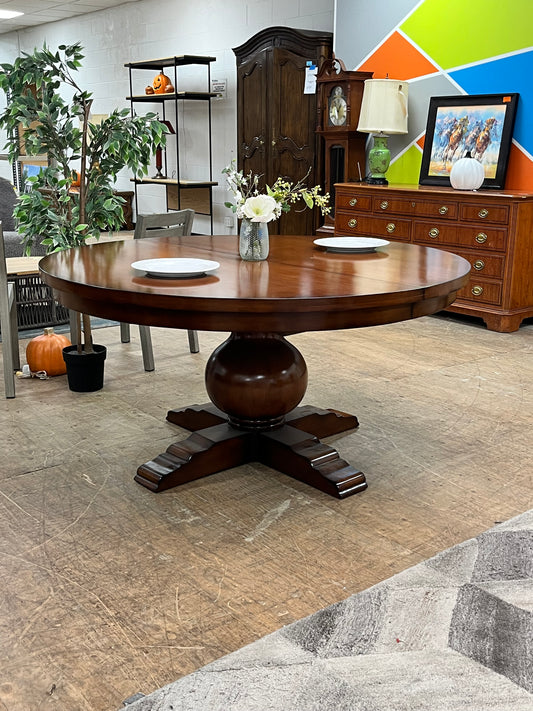 Traditional Style Round Dining Table