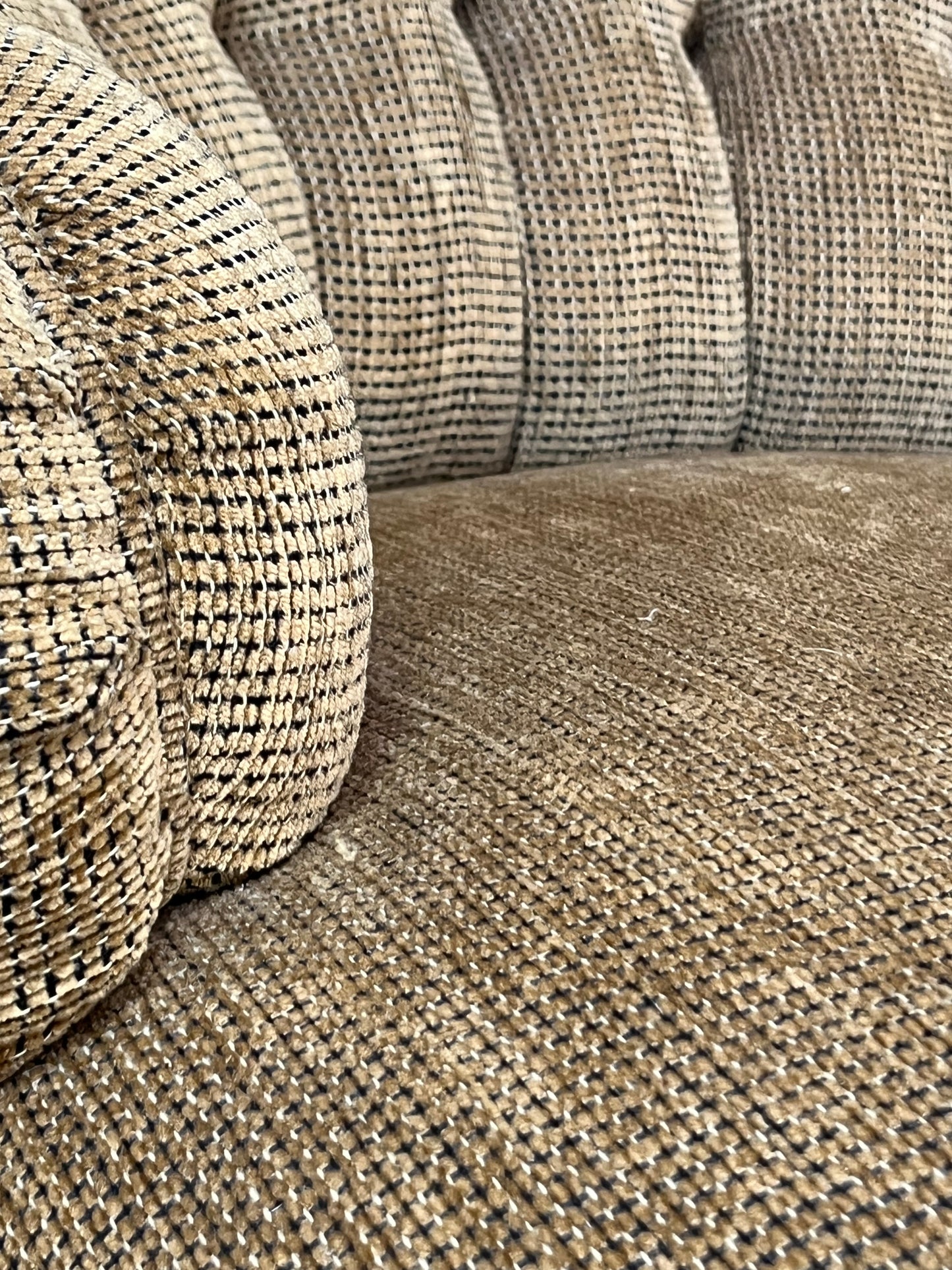 Tufted Traditional Style Right Arm Chaise