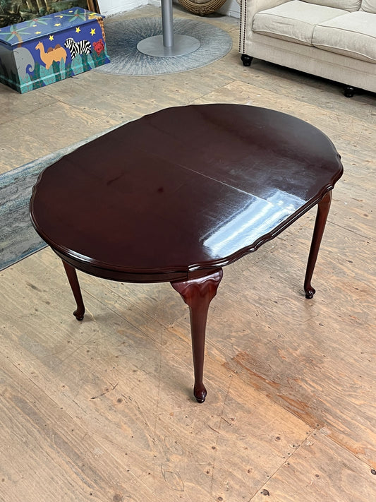 Traditional Style Dining Table w/ Extension Leaves