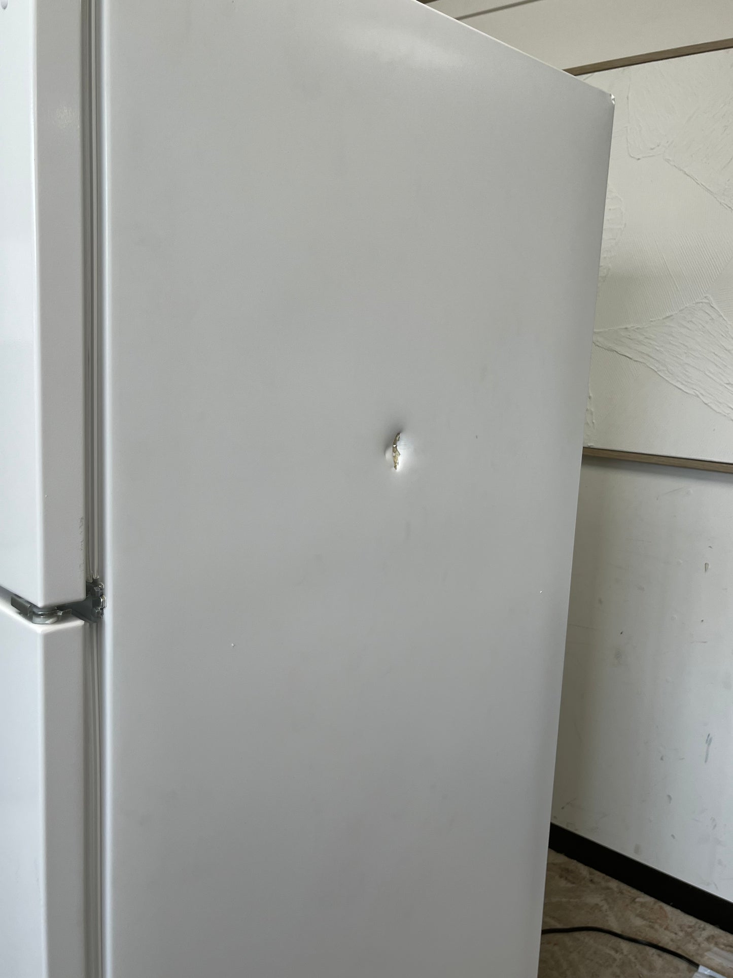 Whirlpool 20 Cu.ft White Top Freezer Refrigerator - Dented