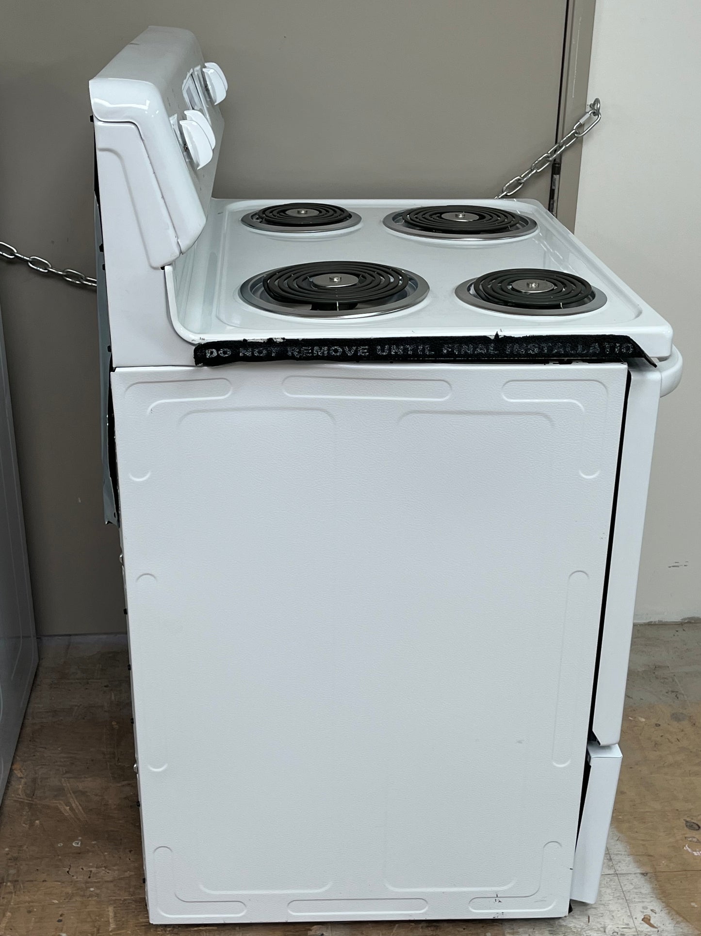 Hotpoint 4 Burner Element Free-Standing White Electric Range- Dent On Side