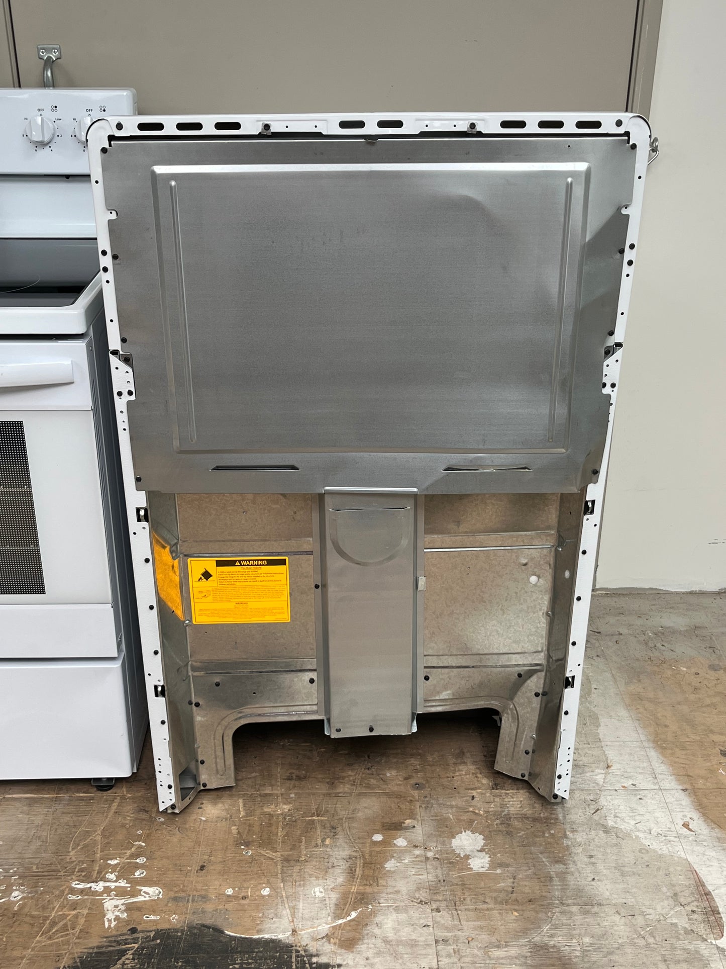 Hotpoint 4 Burner Element Free-Standing White Electric Range- Dent On Side