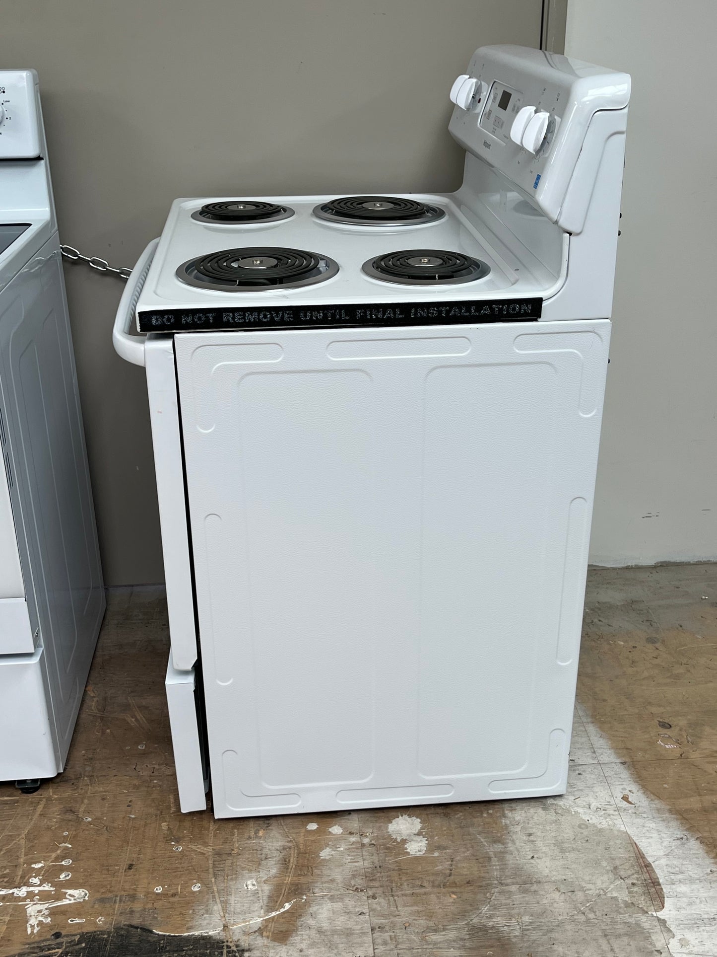Hotpoint 4 Burner Element Free-Standing White Electric Range- Dent On Side