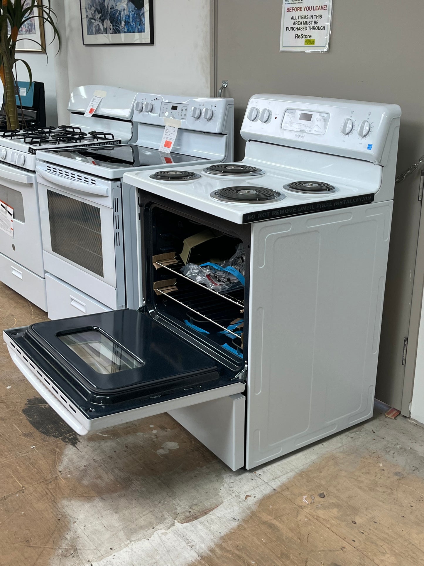 Hotpoint 4 Burner Element Free-Standing White Electric Range- Dent On Side