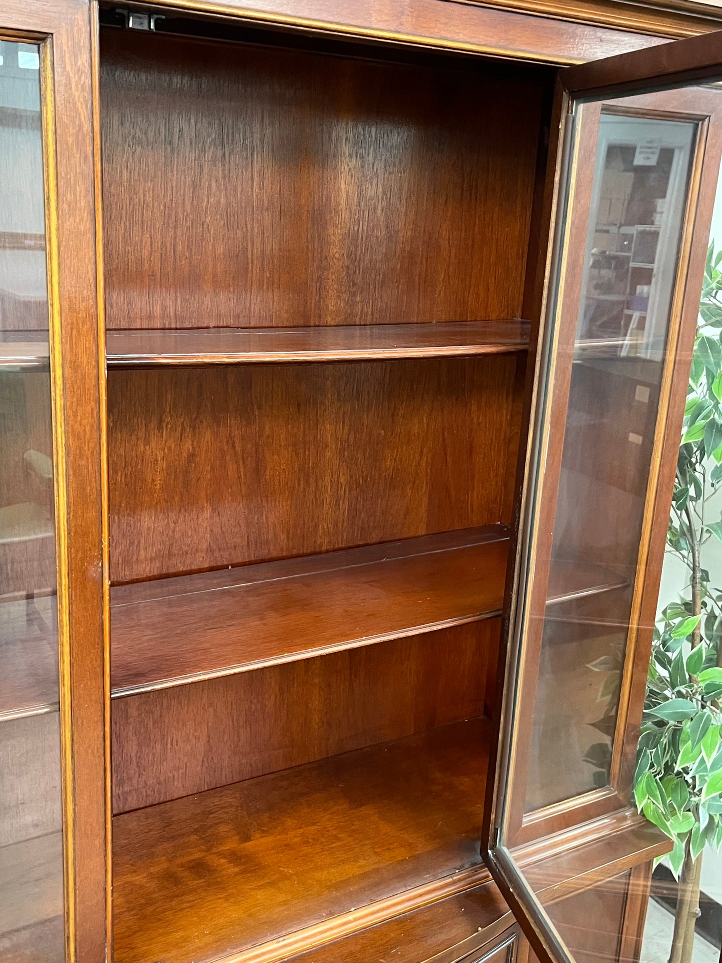 Traditional Style China Hutch