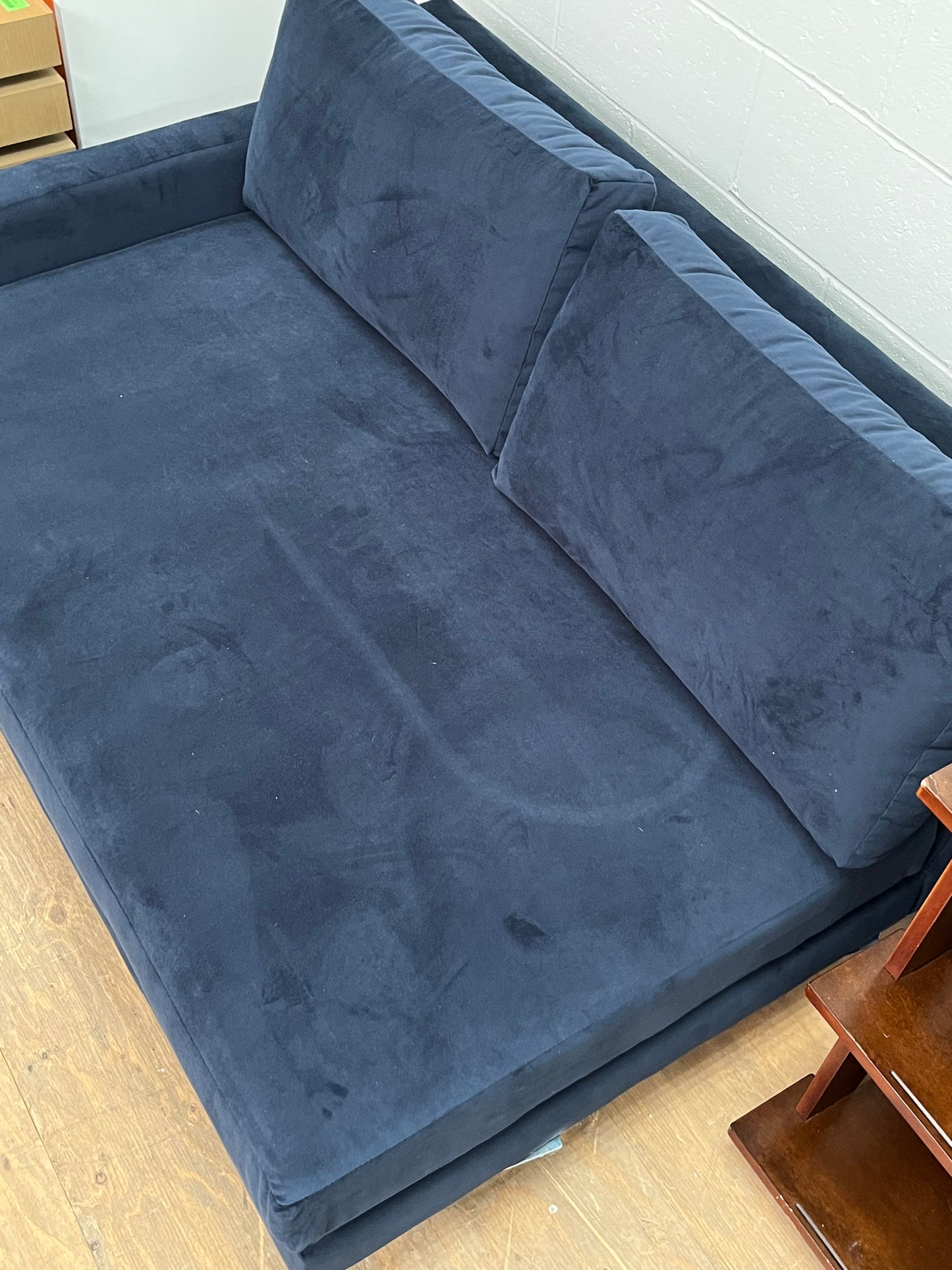 Modern Right-Arm Lounge Seat