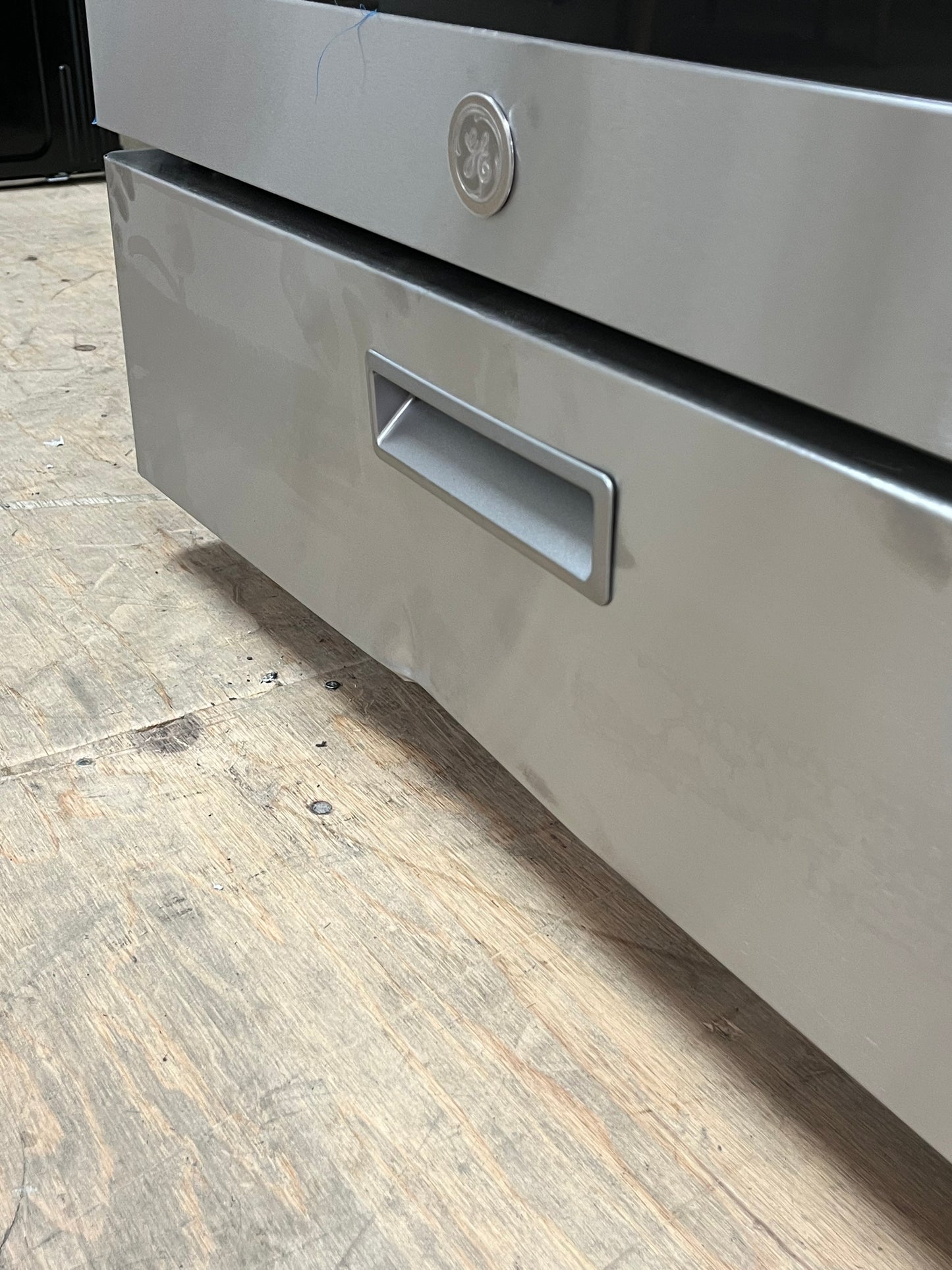GE 4.8 cu. ft. Freestanding Gas Range Dented