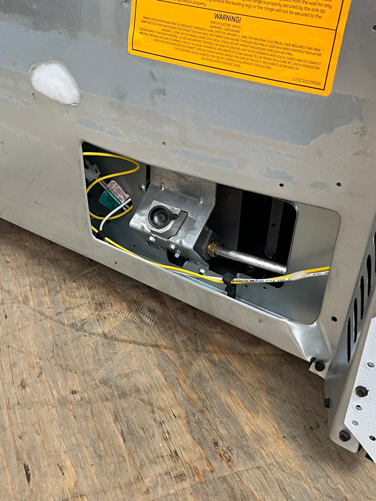 Hotpoint 4.8 Cu.ft Free-Standing 4 Burner Gas Range - Minor Dents