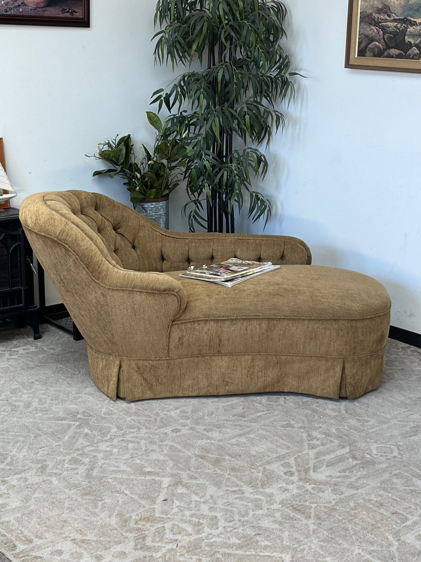 Tufted Traditional Style Right Arm Chaise