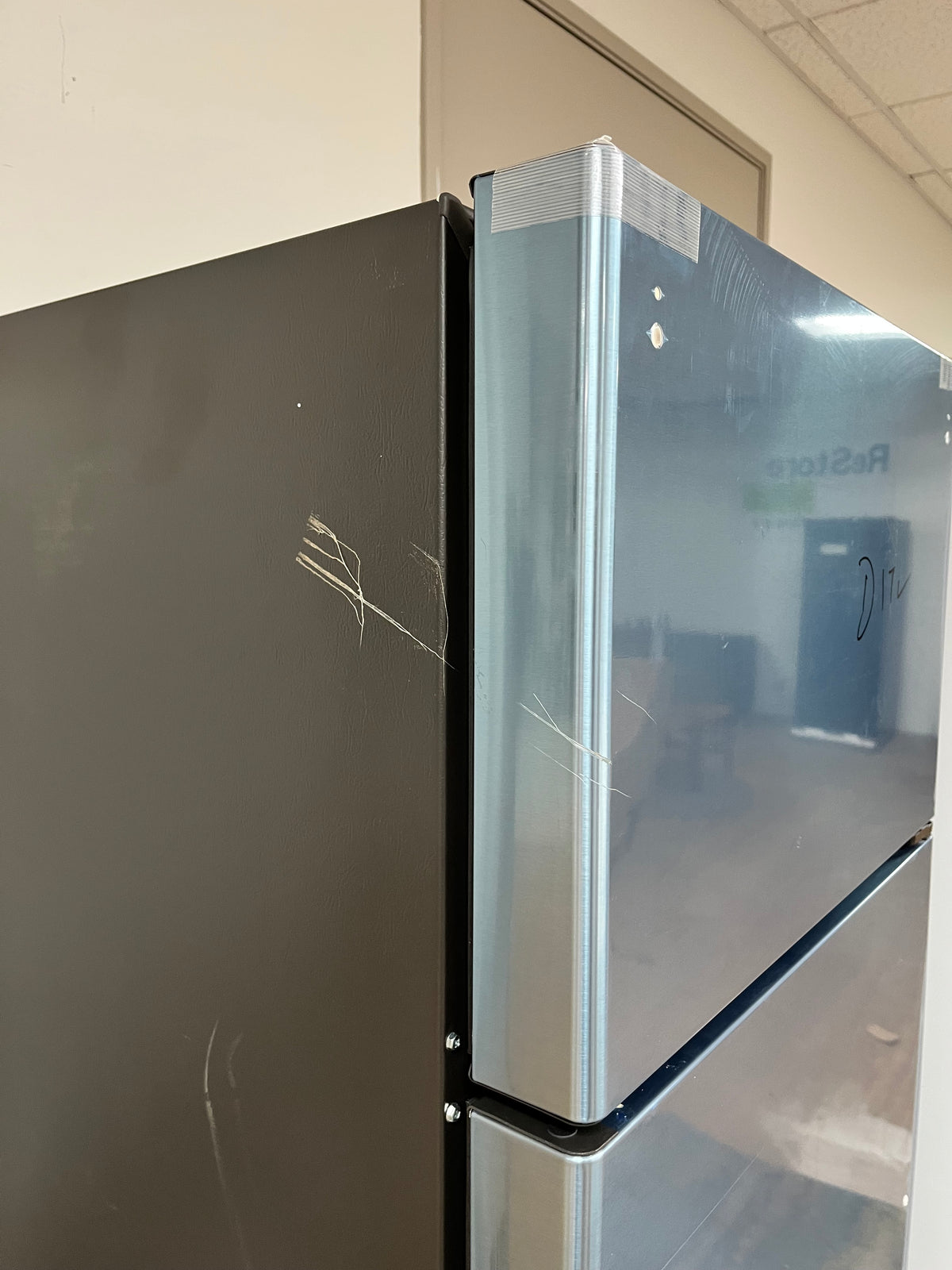 G.E 17.5 cu. ft. Top Freezer Refrigerator