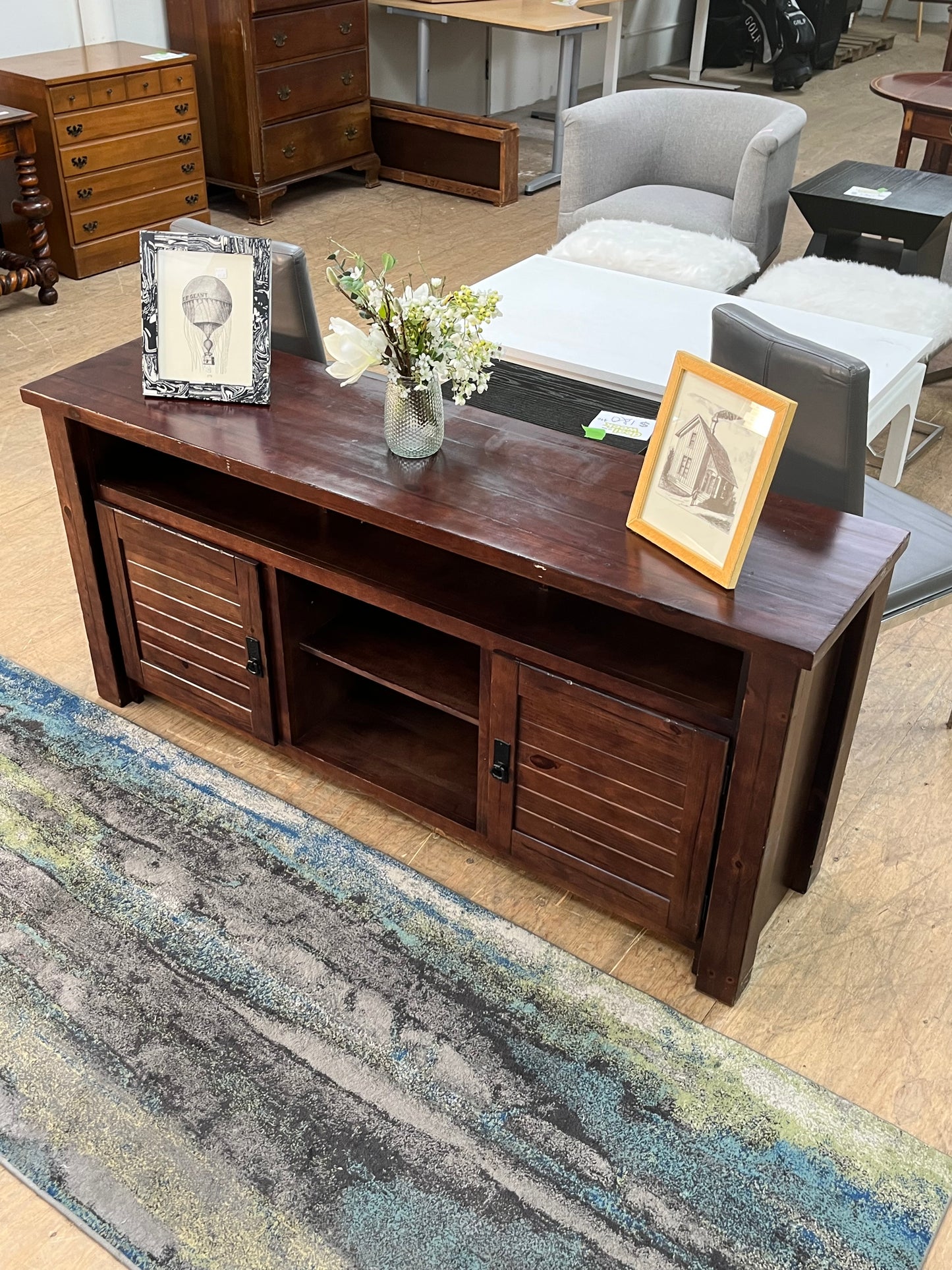 Traditional Style Media Stand