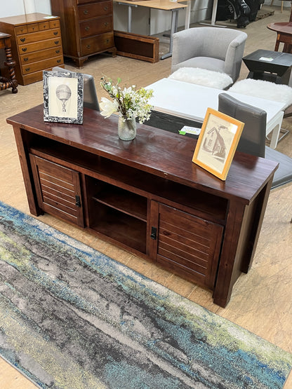 Traditional Style Media Stand