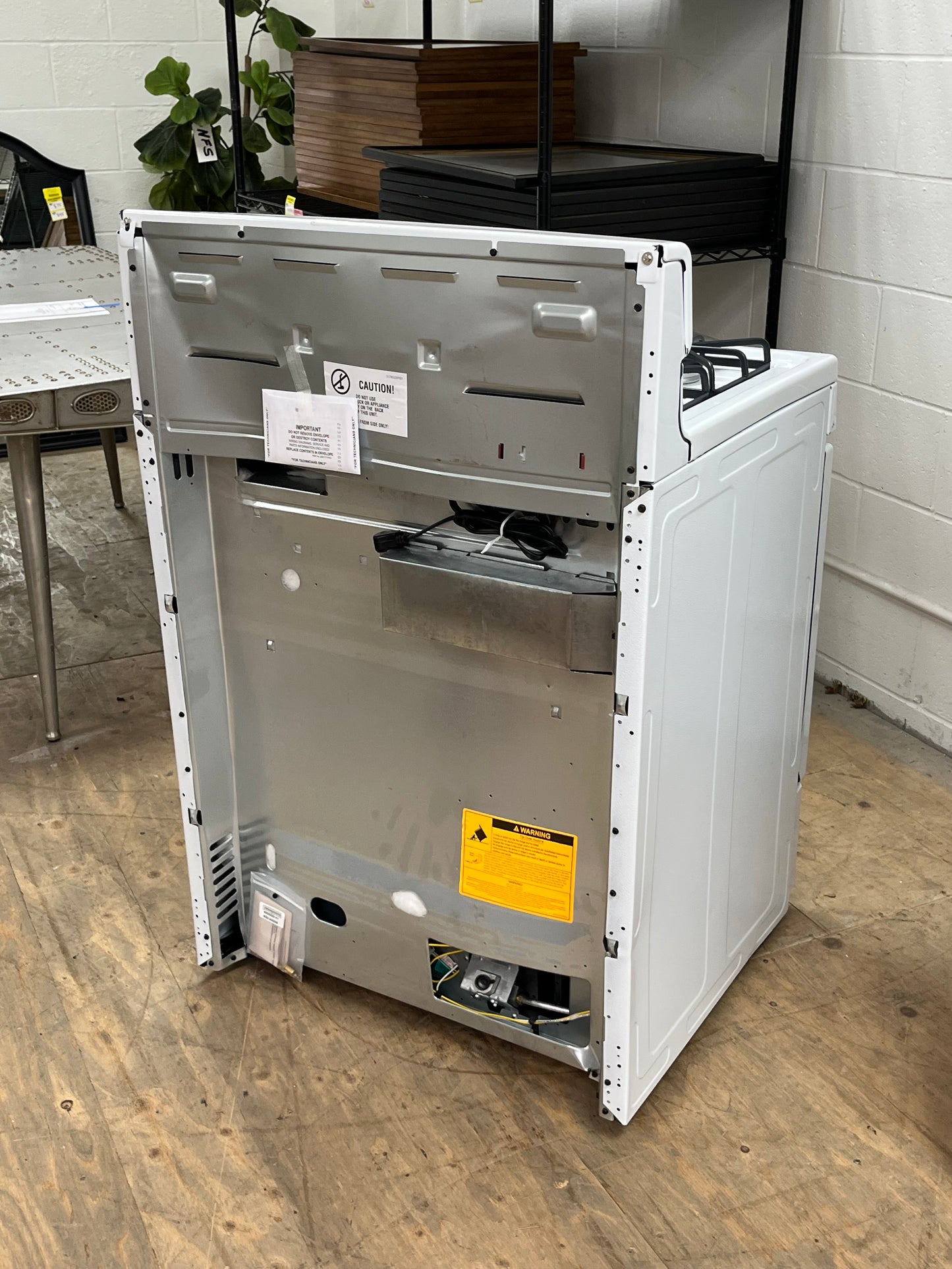 Hotpoint 4.8 Cu.ft Free-Standing 4 Burner Gas Range - Minor Dents