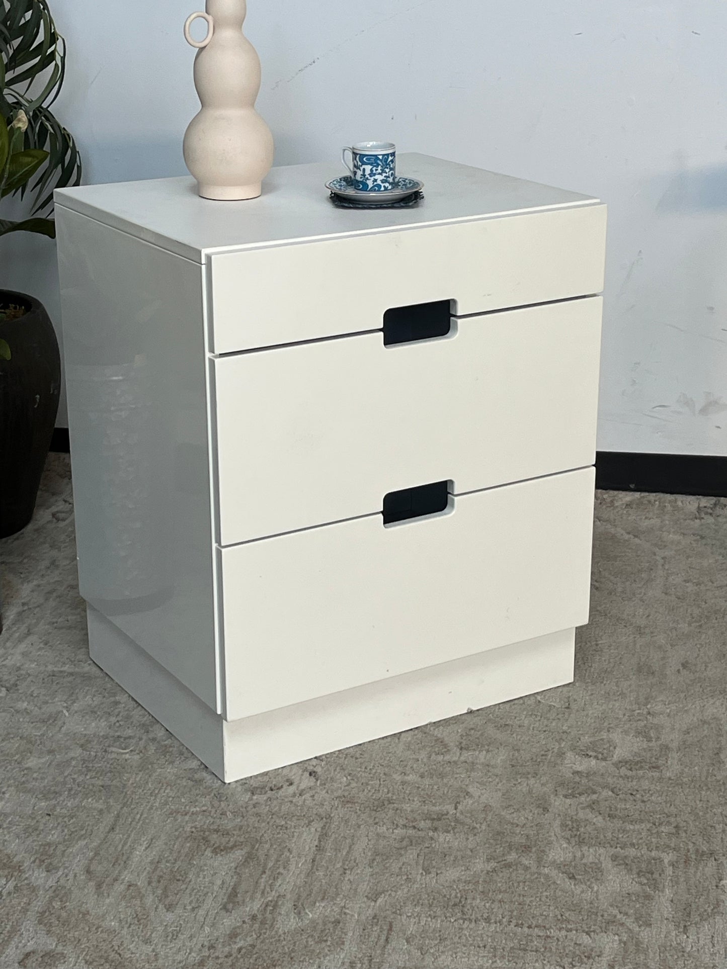 Modern White 2-Drawer Nightstand