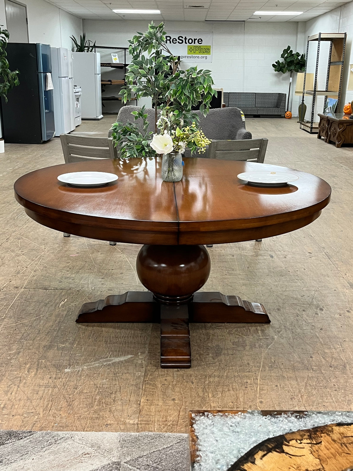 Traditional Style Round Dining Table