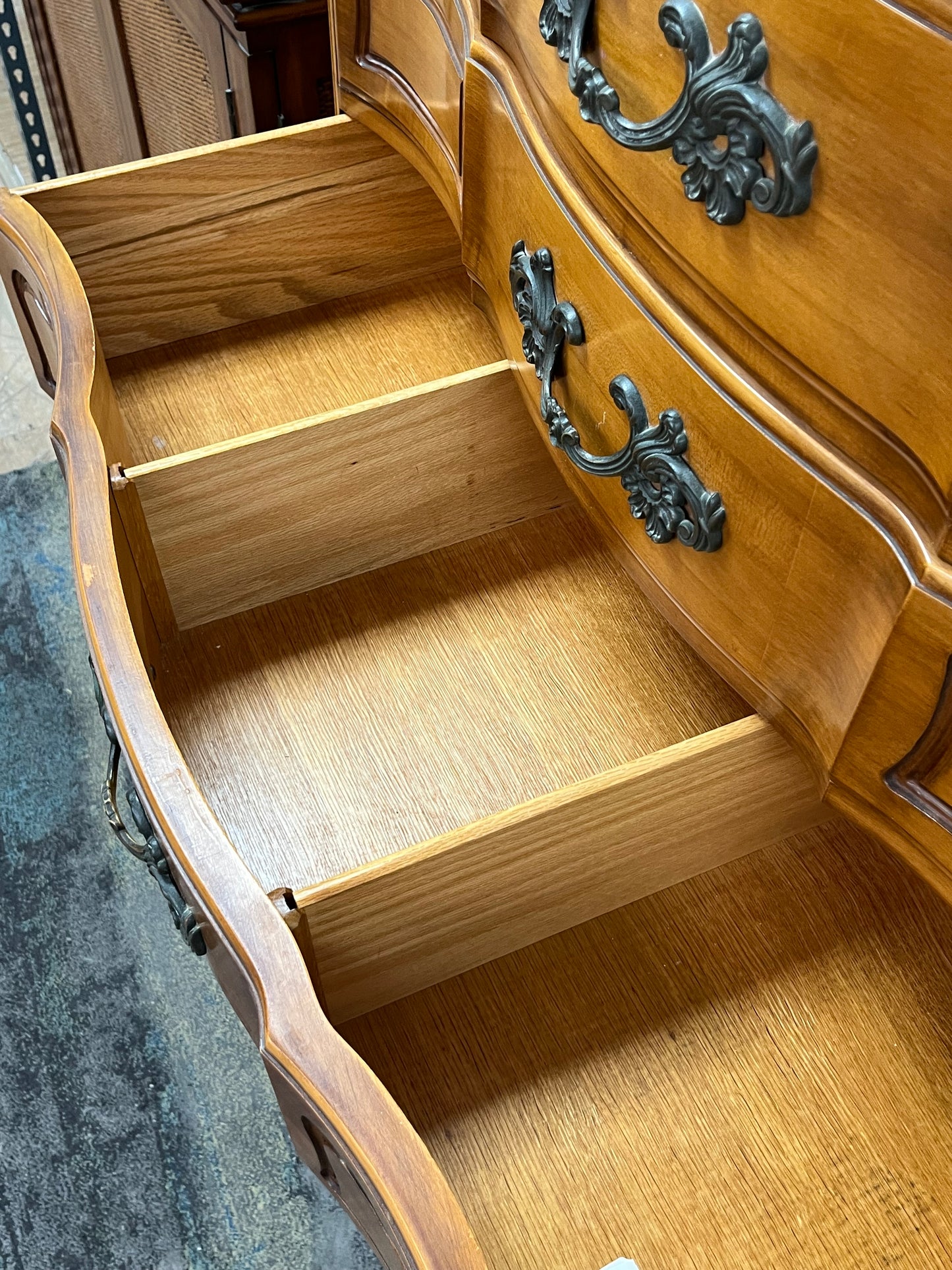 Traditional Style Ornate 6-Drawer Dresser