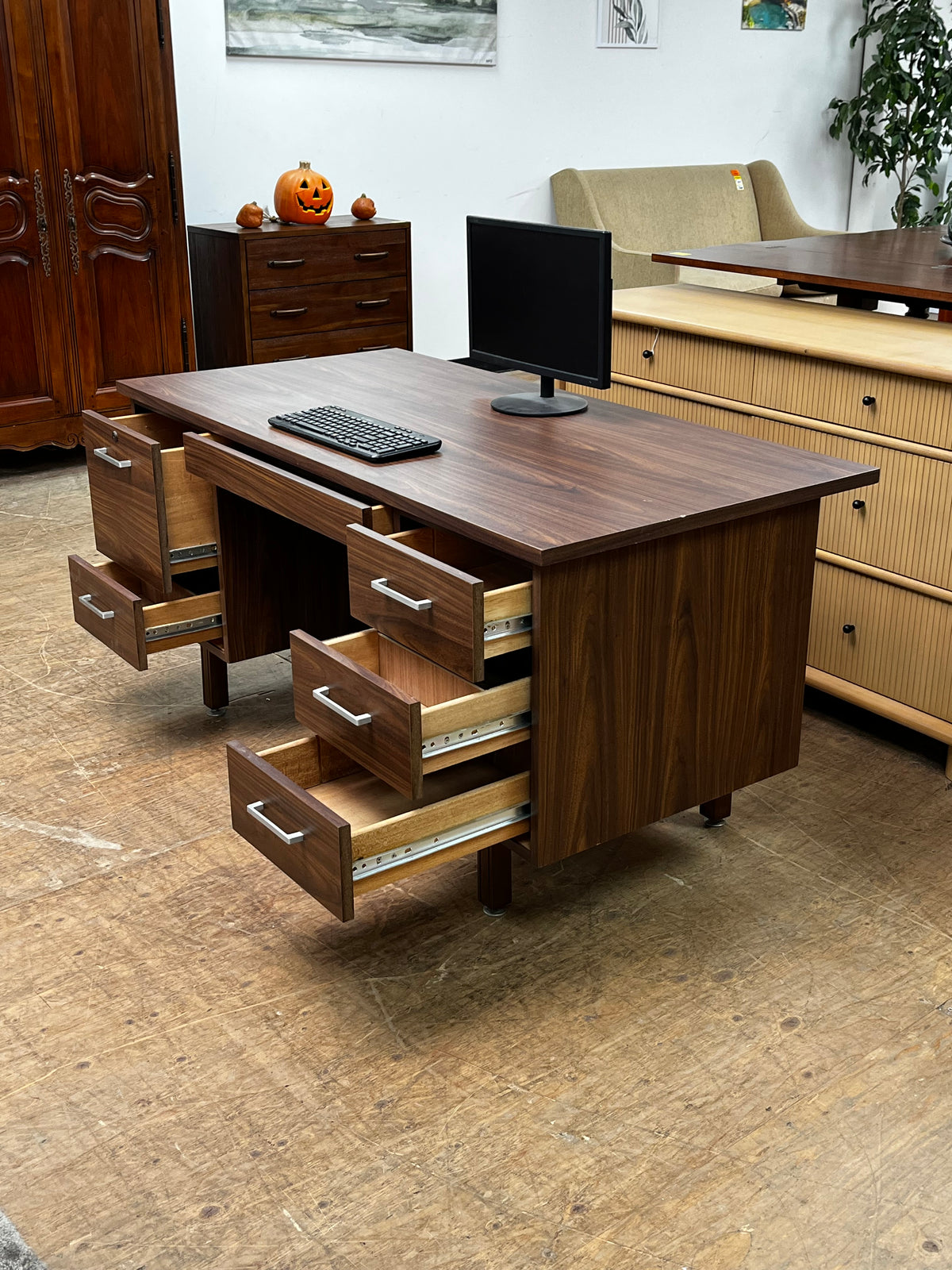 Traditional Style Office Desk
