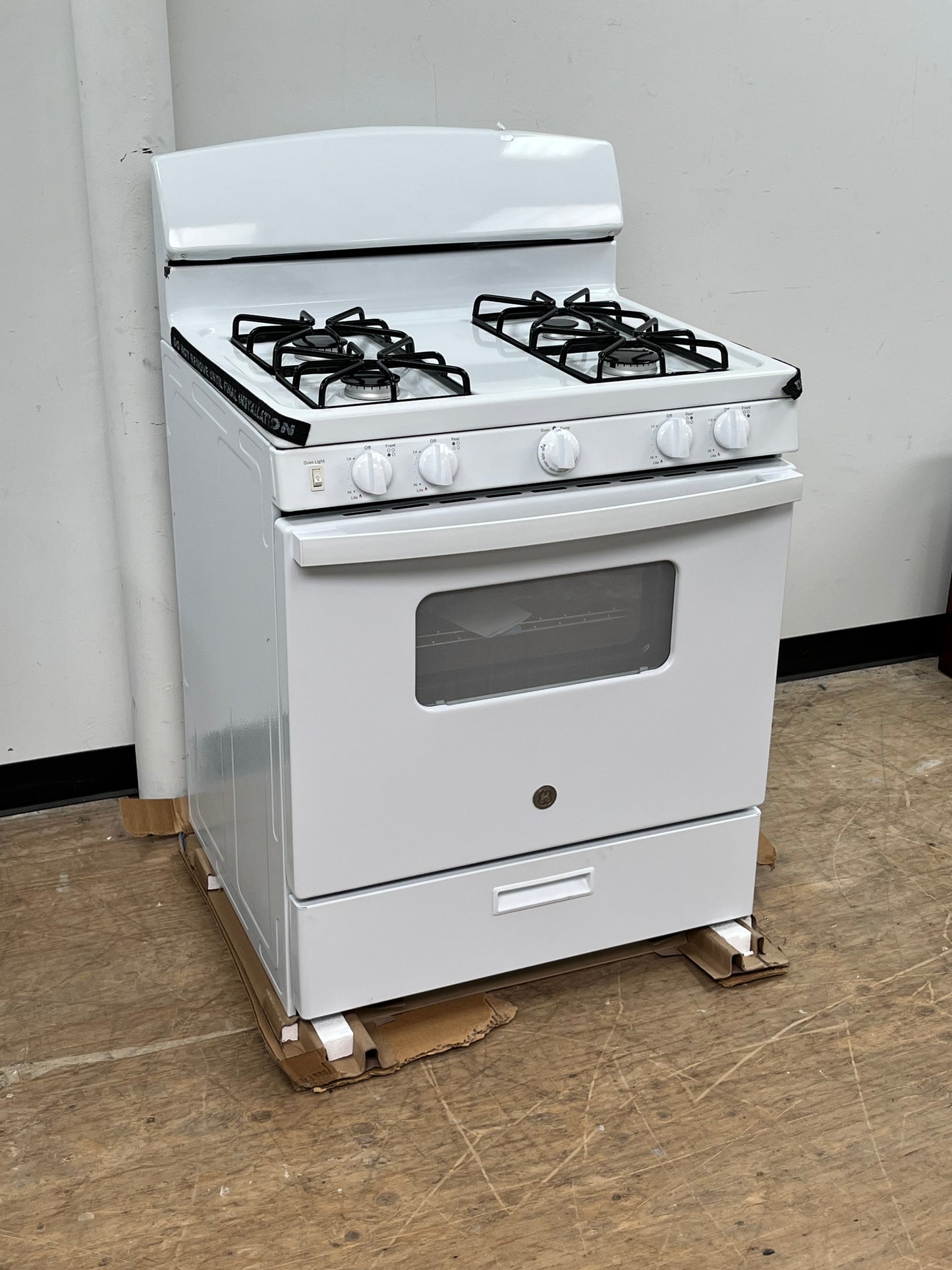 GE 4.8 cu. ft. White Freestanding Gas Range