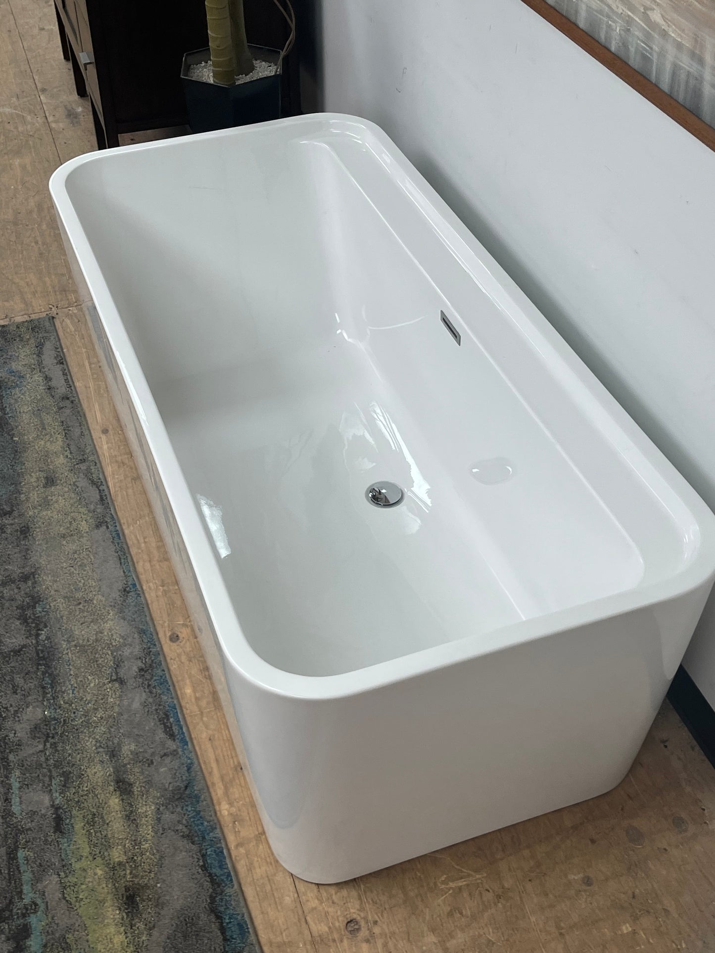 Modern Style White Bathtub