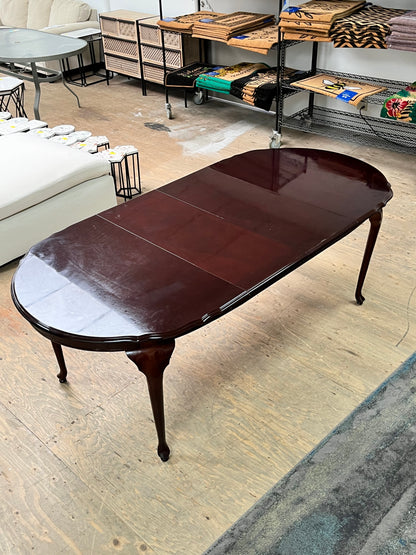 Traditional Style Dining Table w/ Extension Leaves