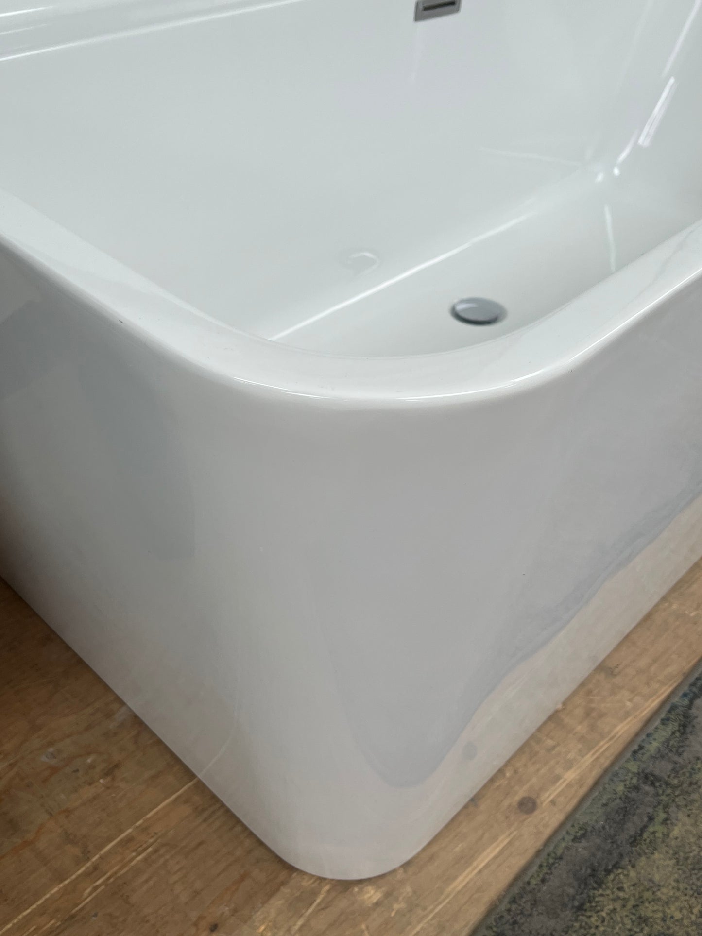 Modern Style White Bathtub