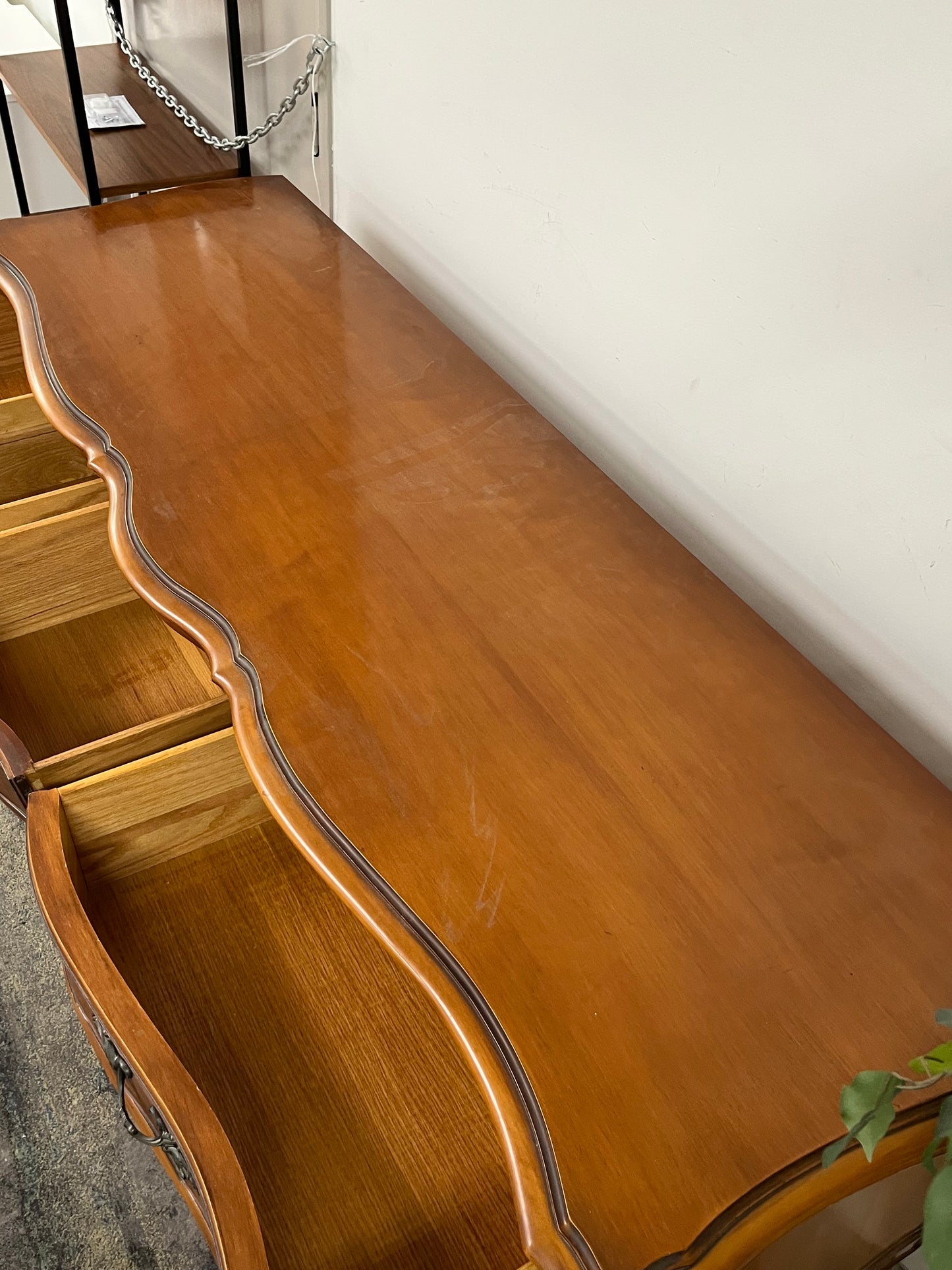 Traditional Style Ornate 9-Drawer Dresser