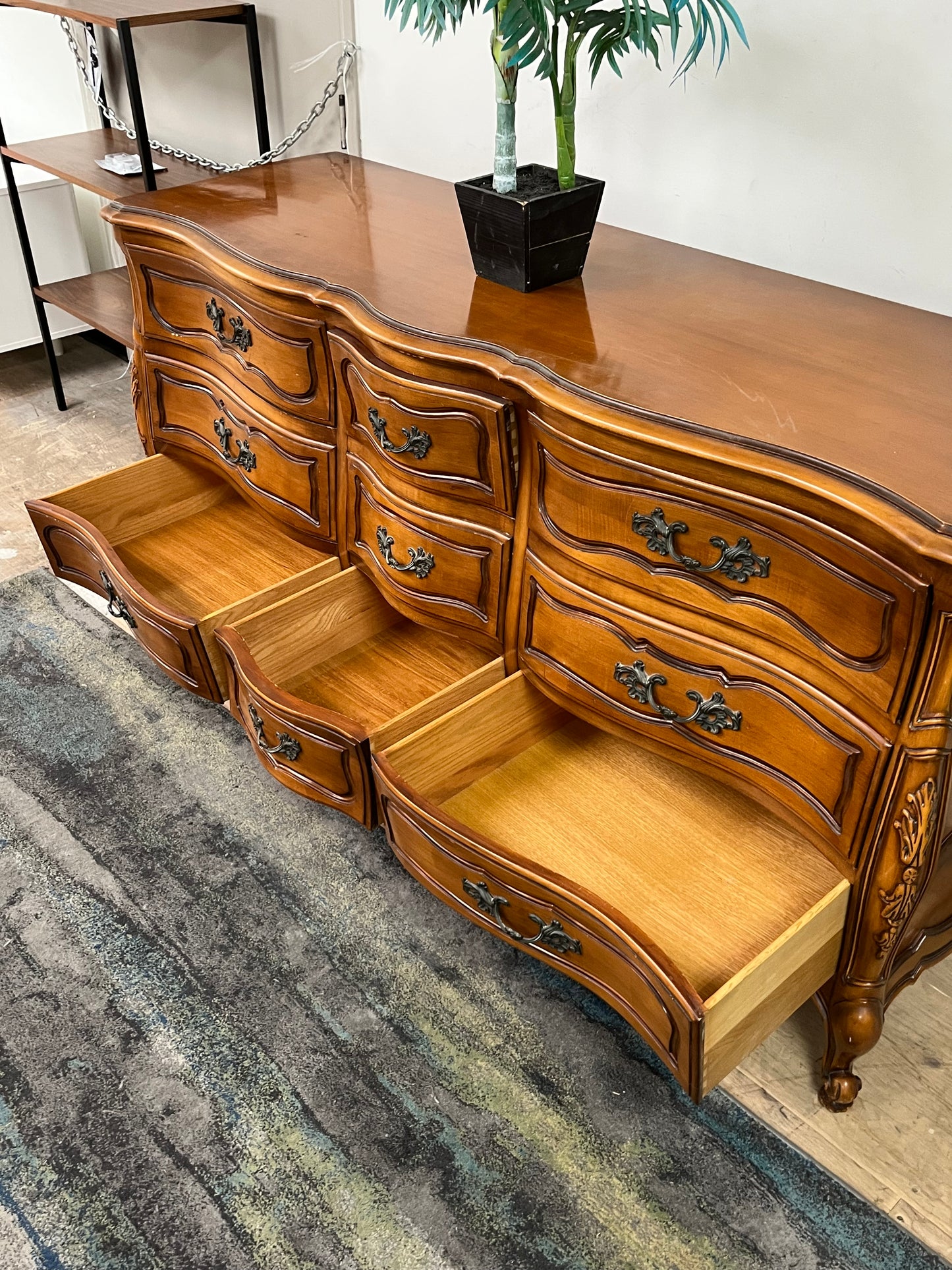 Traditional Style Ornate 9-Drawer Dresser