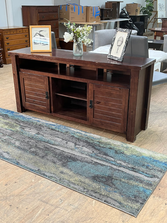 Traditional Style Media Stand