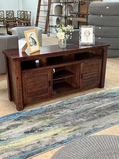 Traditional Style Media Stand