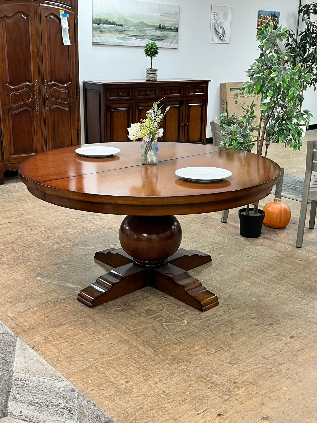 Traditional Style Round Dining Table