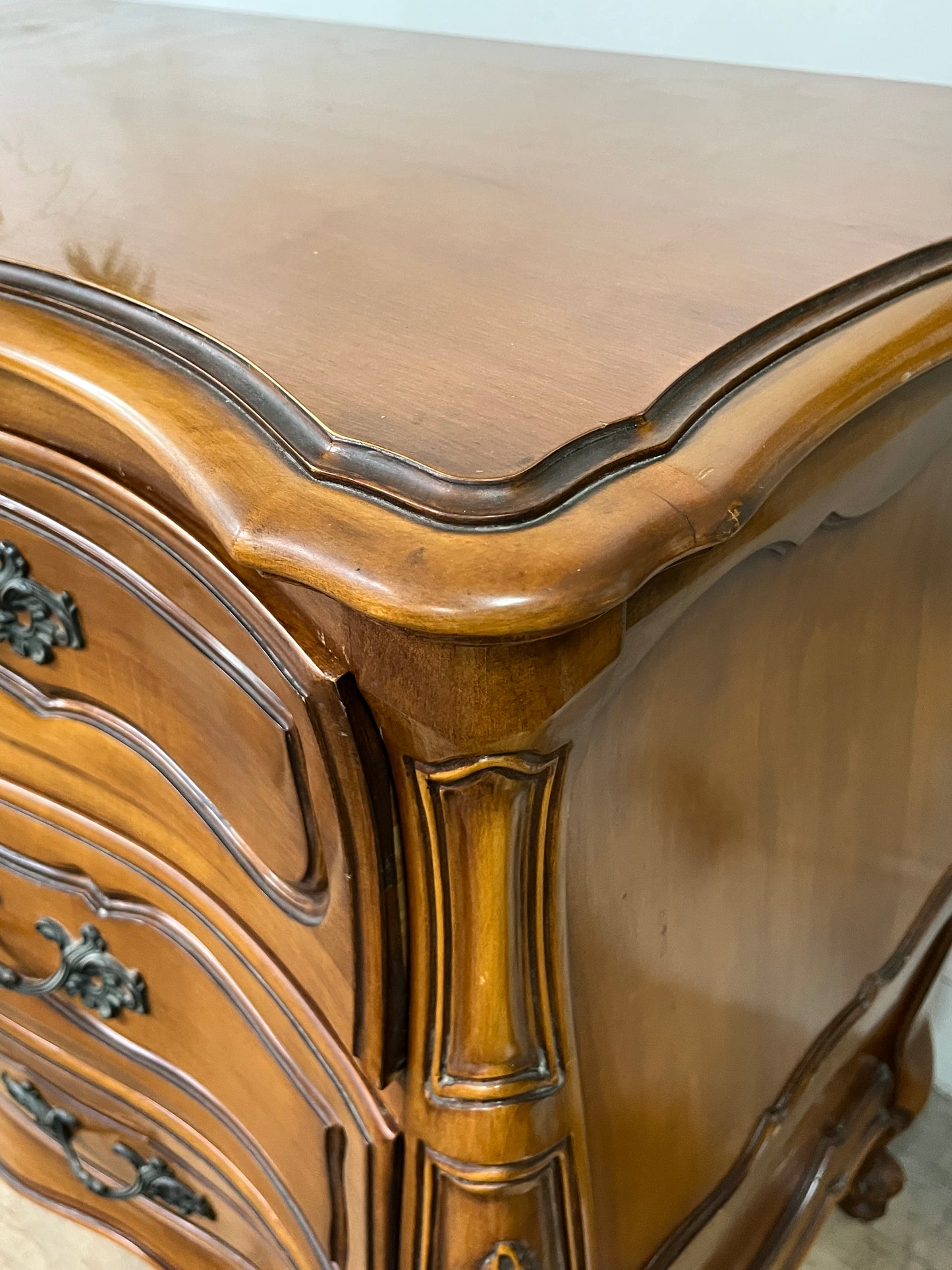 Traditional Style Ornate 9-Drawer Dresser