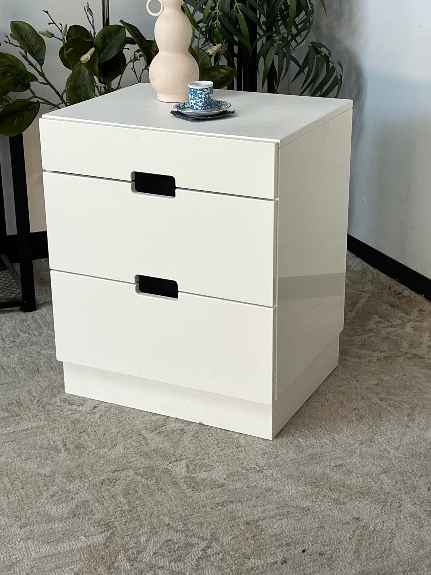 Modern White 2-Drawer Nightstand