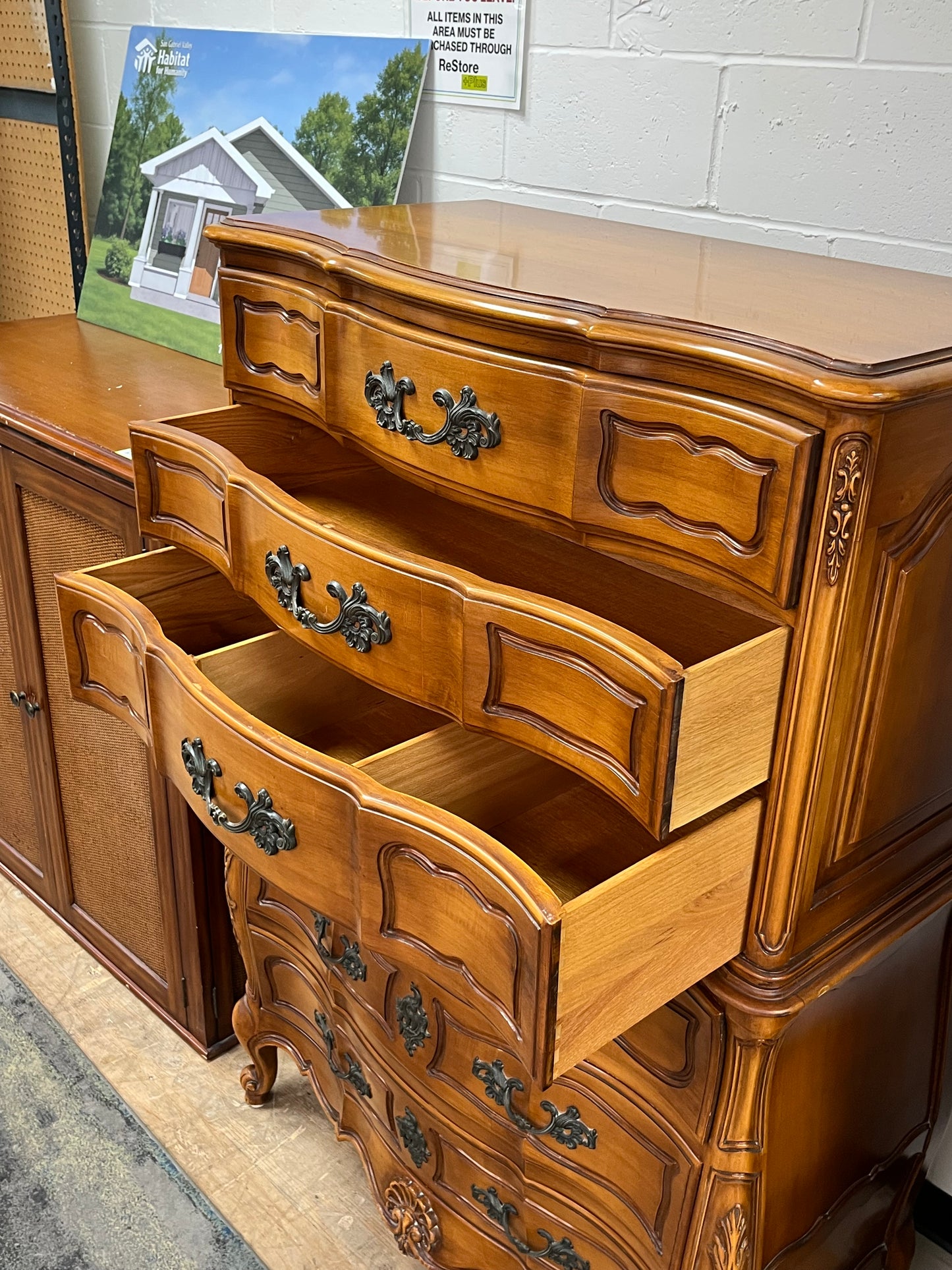 Traditional Style Ornate 6-Drawer Dresser