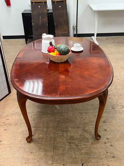 Queen Anne Style Oval Dining Table