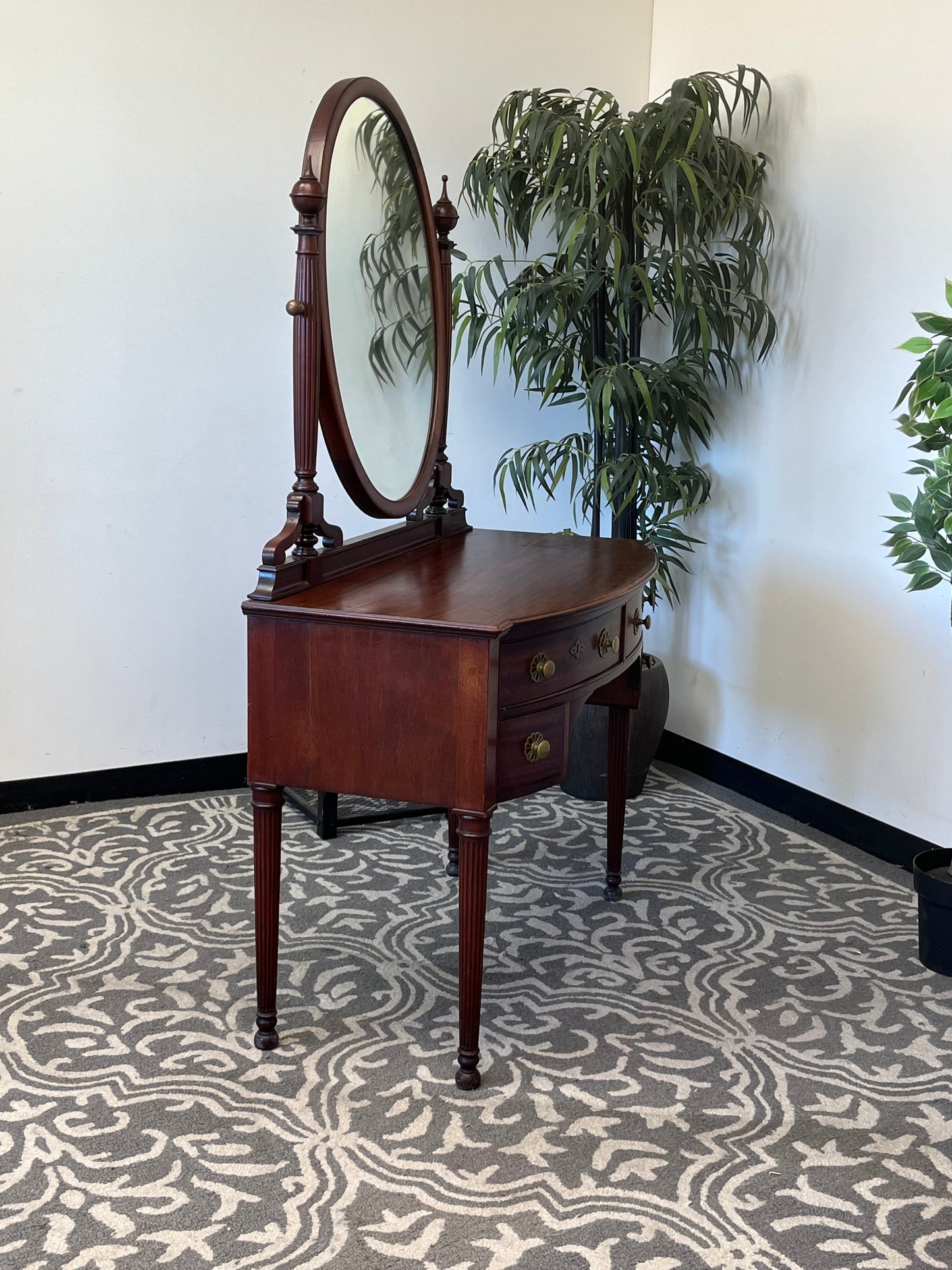 Antique Style Colonial Vanity With Mirror