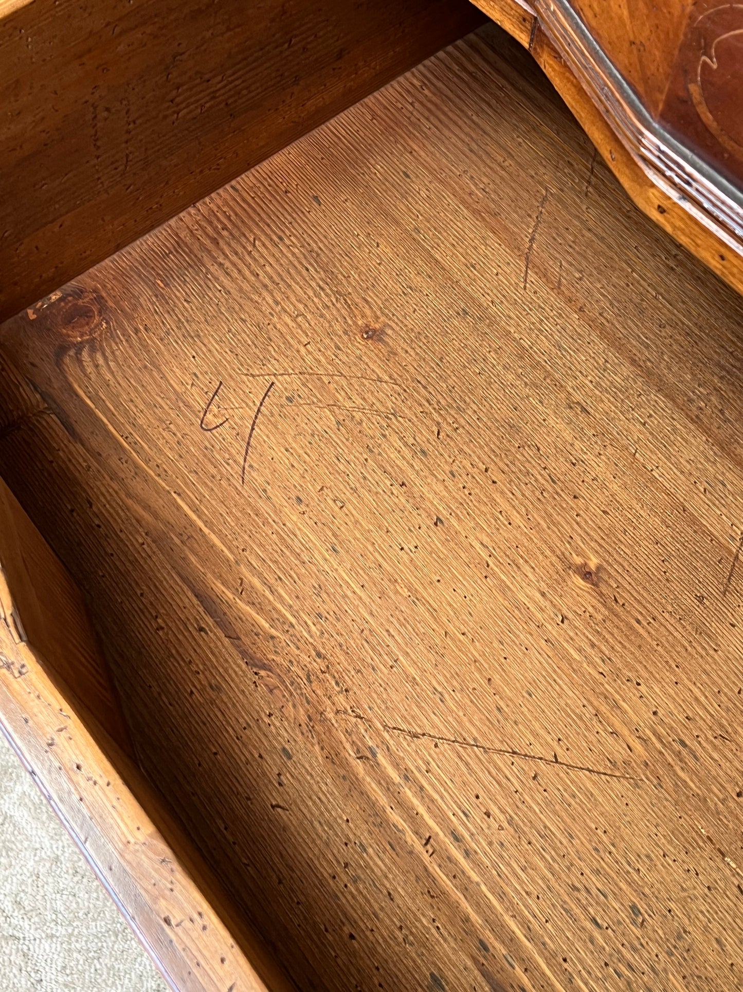 Vere Antichità 4-Drawer Dresser