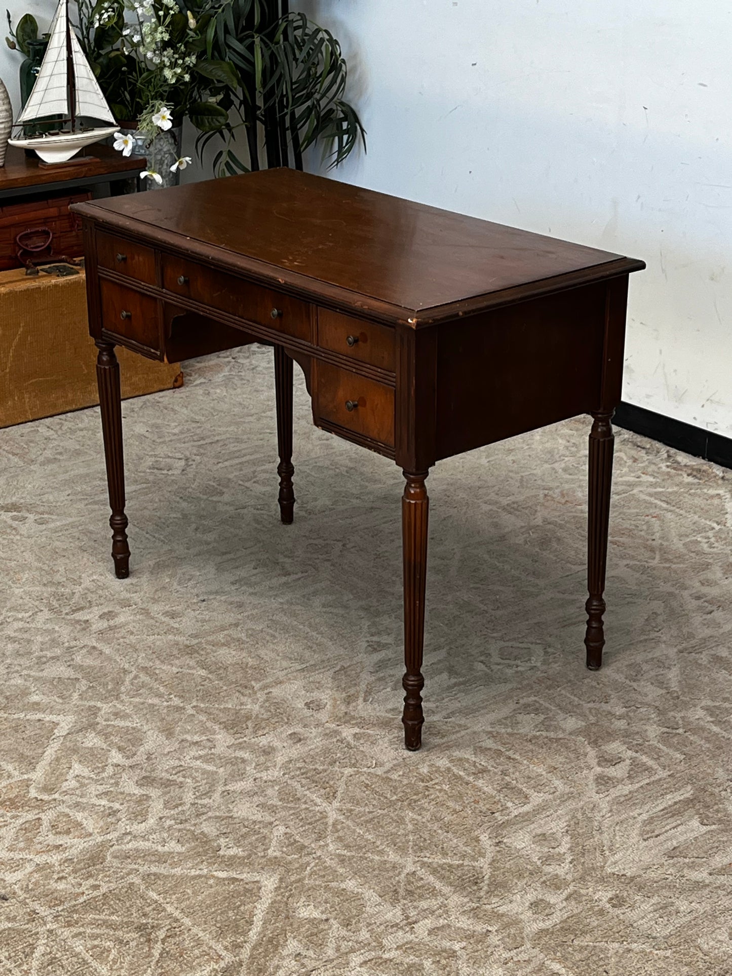 Traditional Style 5-Drawer Desk