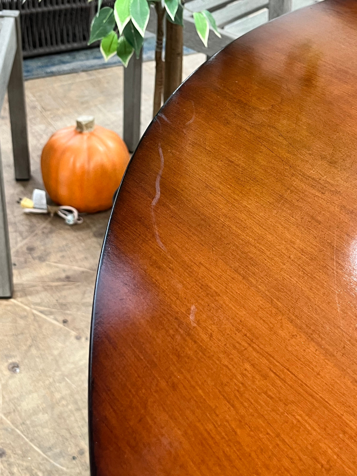 Traditional Style Round Dining Table