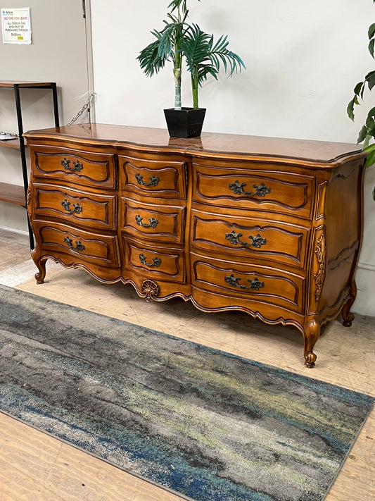 Traditional Style Ornate 9-Drawer Dresser