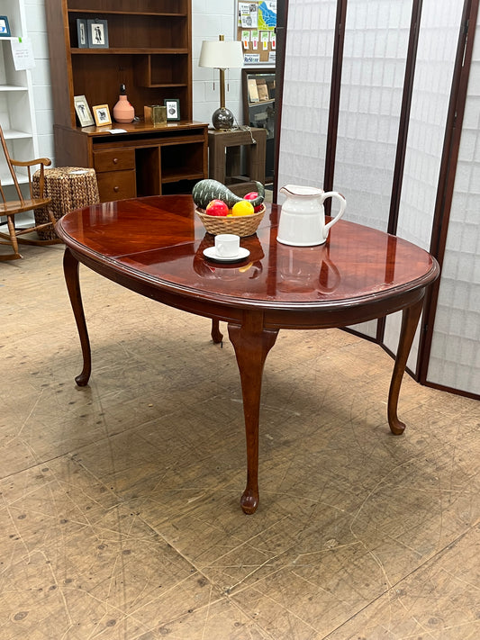 Queen Anne Style Oval Dining Table