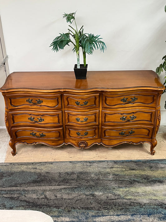 Traditional Style Ornate 9-Drawer Dresser