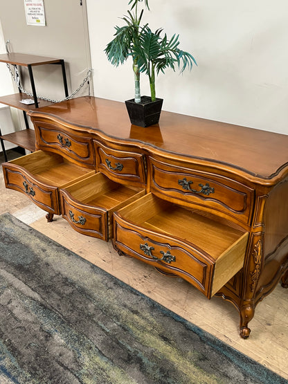 Traditional Style Ornate 9-Drawer Dresser