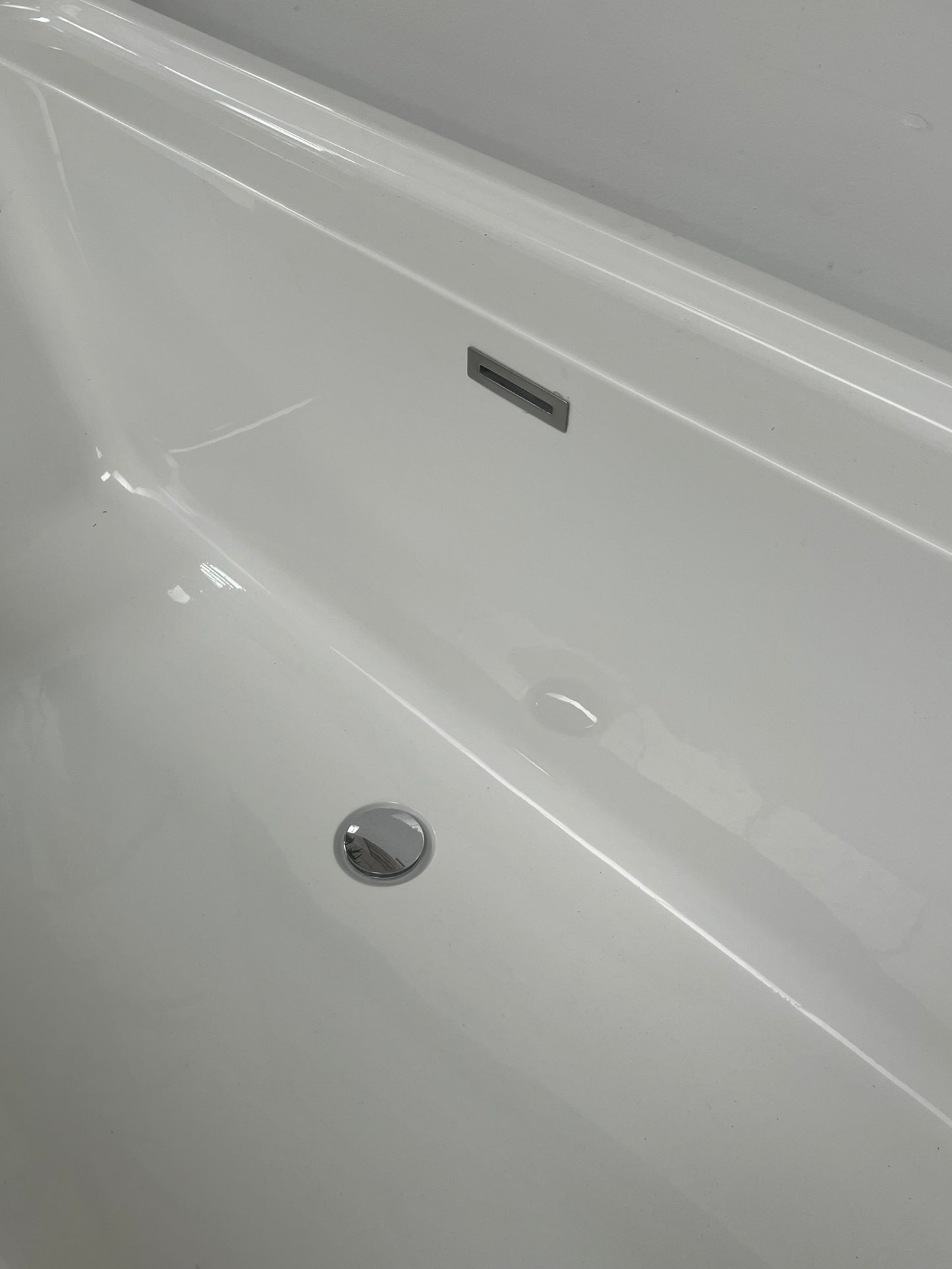 Modern Style White Bathtub